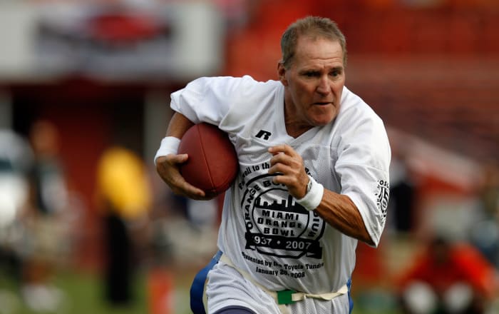 Kiick carrying the ball in a celebrity game at the final event in the Orange Bowl, 2008.